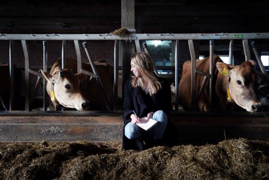 Deen op een boerderij in Nedersaksen, tijdes haar eerste reportage in Duitsland